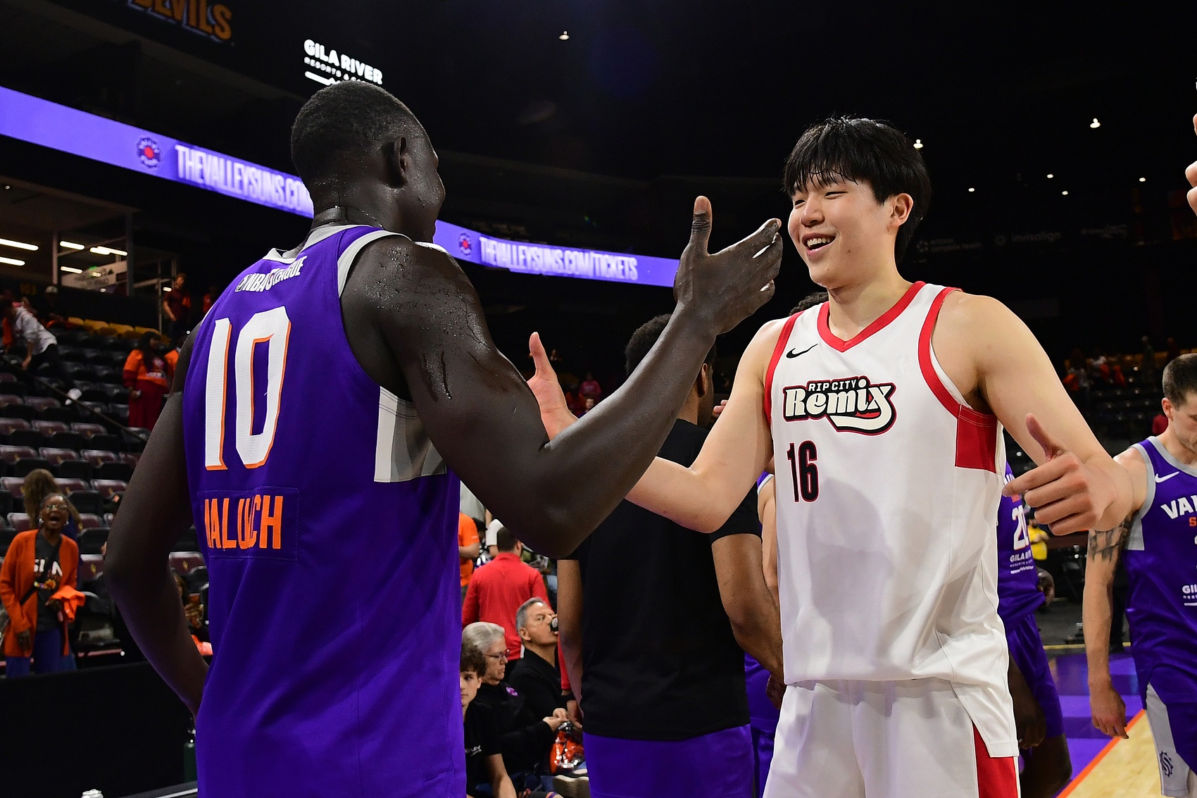 九游娱乐-好兄弟境遇大不同！马卢阿奇29分01秒砍18分14板 杨瀚森打1分39秒